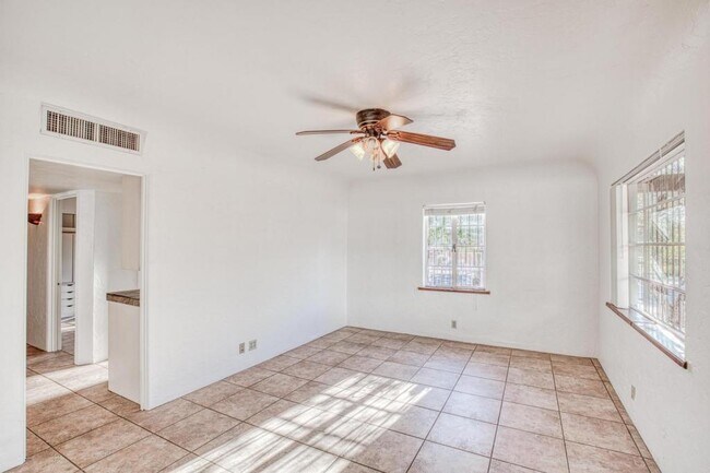 Building Photo - 1304 E Linden St