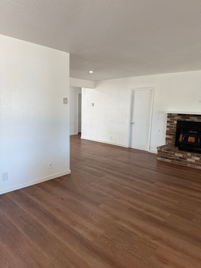Building Photo - Charming 4-Bedroom Home for Rent in Hesperia, CA!