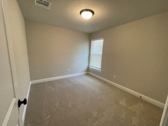 Building Photo - Newer Home in Legacy Pointe Subdivision in...