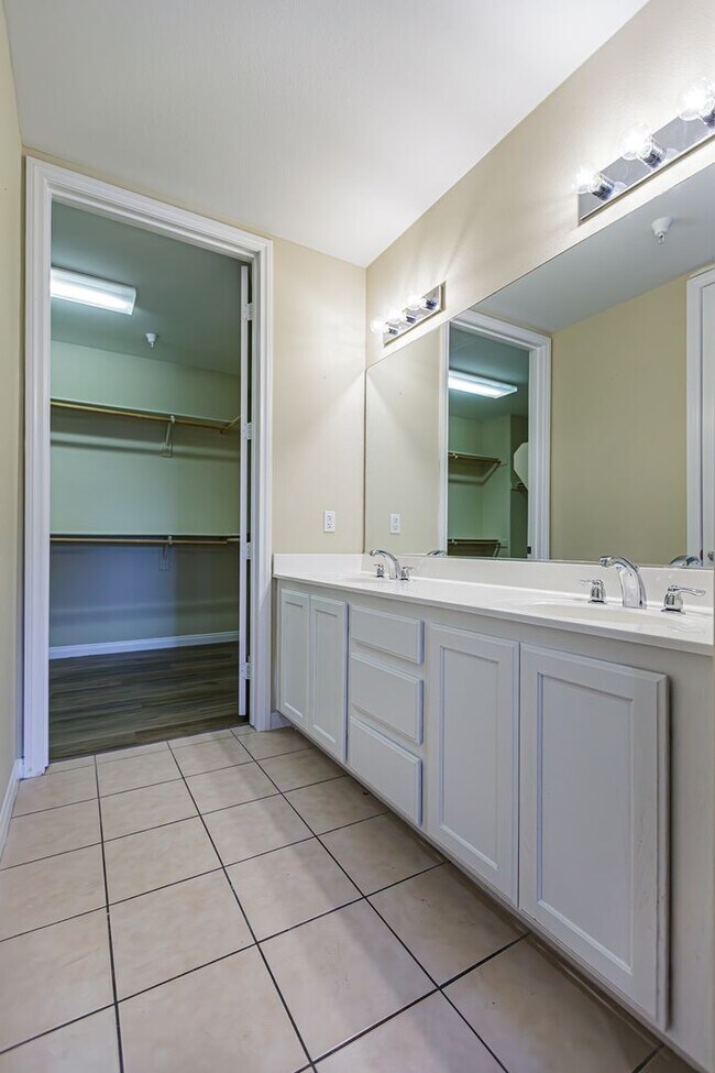 Building Photo - Top Floor 2 Bedroom Condo Located in Manha...
