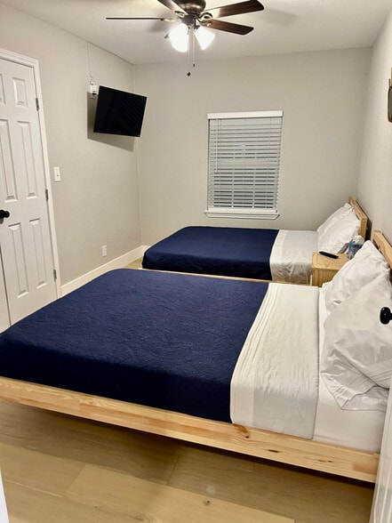 Building Photo - 2216 Pine St