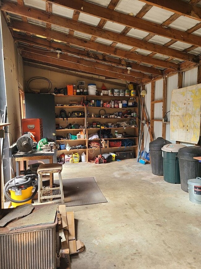 Building Photo - Lovely Home on 5 Acres Near the Water in R...