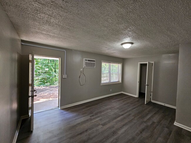 Building Photo - Live in Comfort at Evergreen Apartments in...