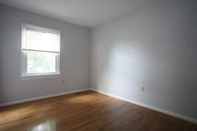 Building Photo - 3 bedroom / 2 1/2 Bath.  Close to Campus. ...