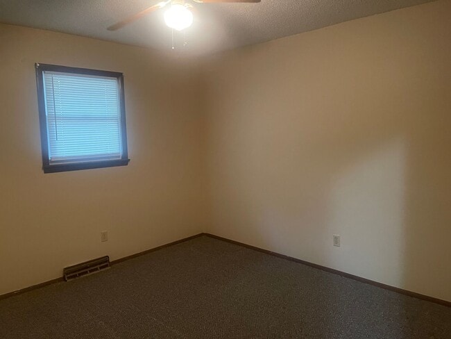 Building Photo - 3 Bedroom with 3 live areas + Office!