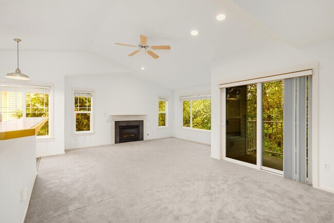 Building Photo - Spacious 3BD 2BA Top Floor Condominium wit...