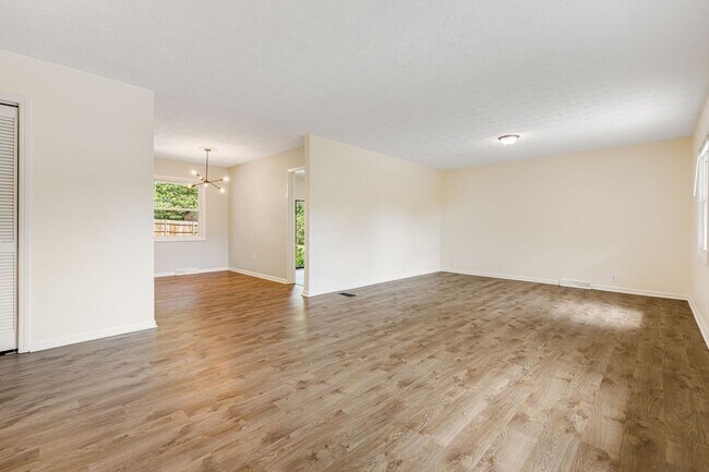 Building Photo - Lovely, Remodeled 3-Bedroom Home in West Asheville with Fenced-In Yard (6 or 12 Month Lease Options)