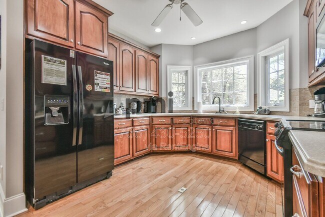 Building Photo - 373 Dach Bruche Gasse