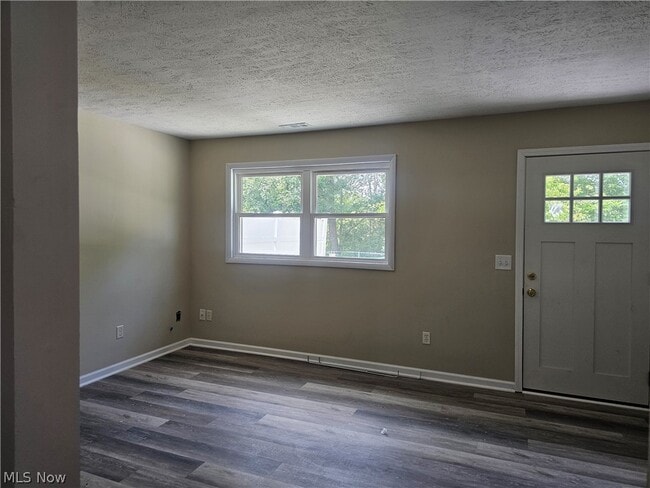 Building Photo - 14742 Hillcrest Ave