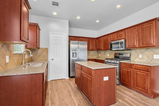 Building Photo - "Spacious 6-Bedroom Haven with 4 Full Bath...