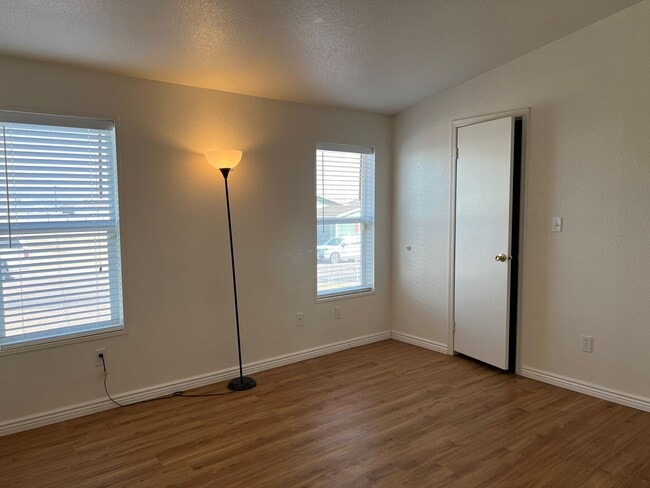 Building Photo - 3 Bedroom Westside Home