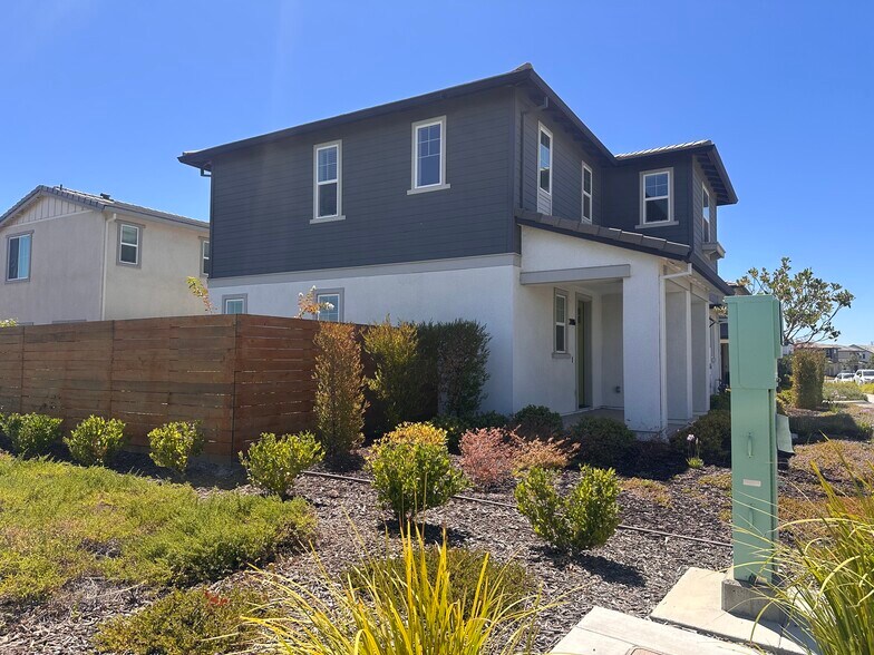 Building Photo - 2476 Laramie Cir