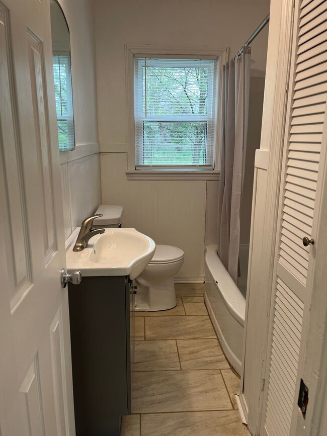 Building Photo - Beautiful Renovated 2 bedroom!