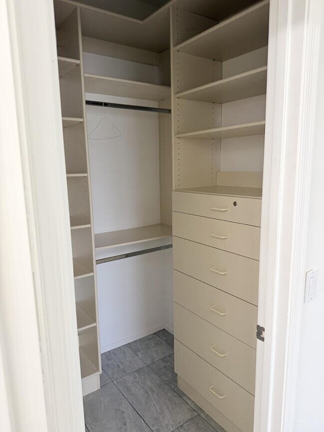 Building Photo - 7706 S 24th Dr