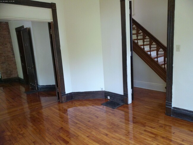 Building Photo - AVAILABLE 6/1/25 - Two Story House With Ha...