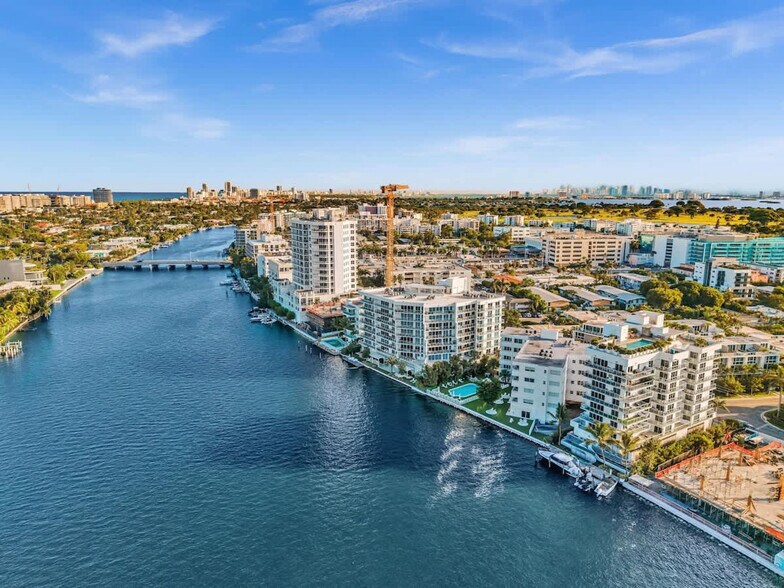Building Photo - 9901 E Bay Harbor Dr