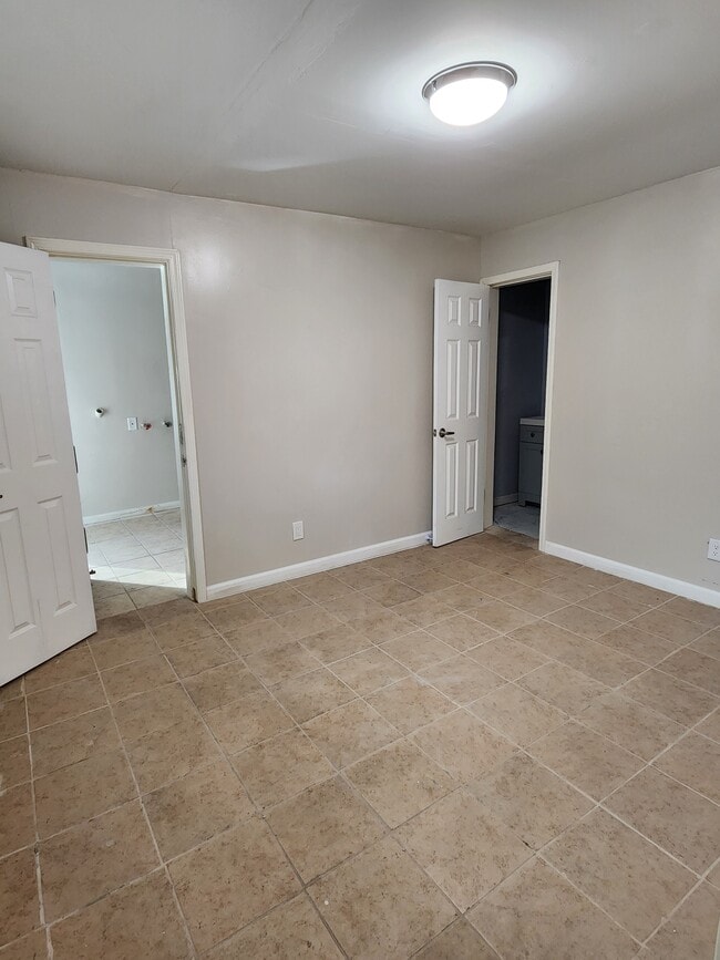 Building Photo - 2600 Countiss Dr