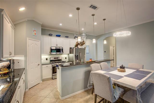 Building Photo - 2472 Deerwood Dr