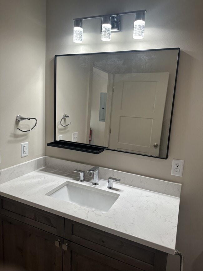 Building Photo - 4 Laurel Hill Dr