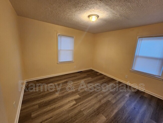 Building Photo - 1726 Sonne Ave