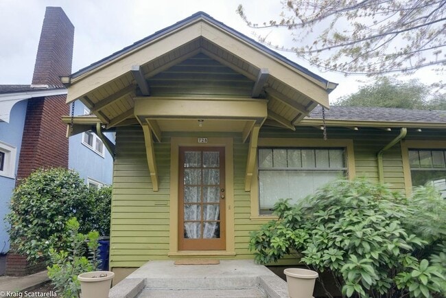 Building Photo - 724 NE 19th Ave