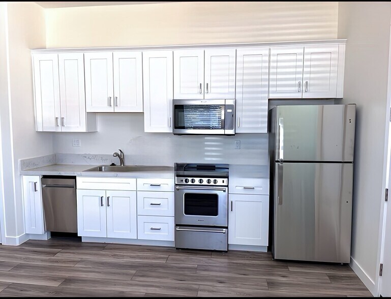 Building Photo - 8014 Shadow Hill Dr