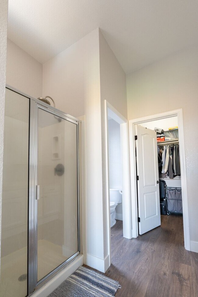 Building Photo - Stunning 3 Bedroom 2 Bath Home