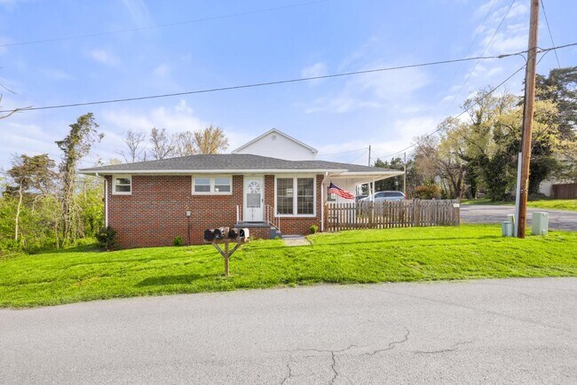 Building Photo - 389 Thompson St