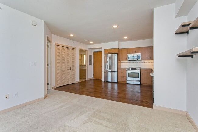 Building Photo - Available May 1st, One Bedroom One Bath Condo in Kakaako