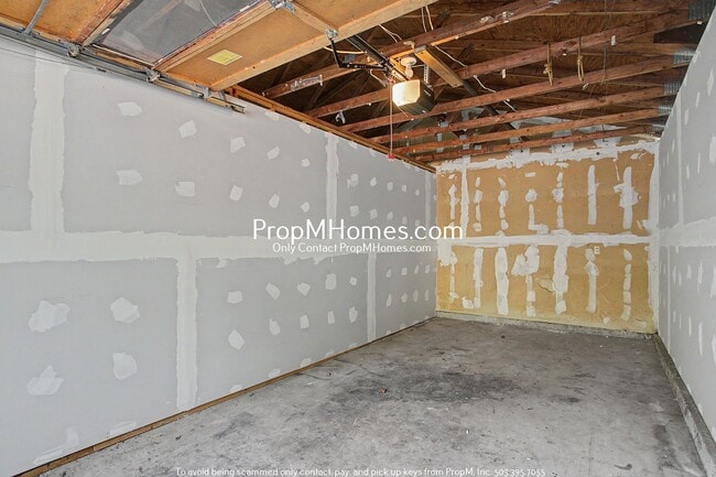 Building Photo - Updated Two Bedroom Duplex in Sellwood - Garage Included!