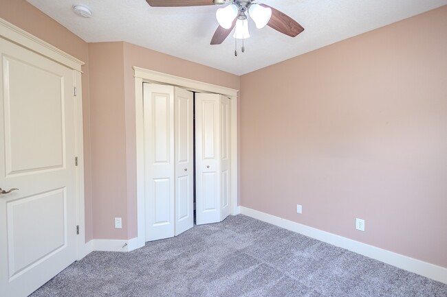 Building Photo - 3600 SE Glenstone Dr