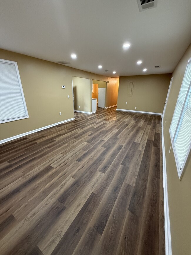 Building Photo - 91 Munson Dr