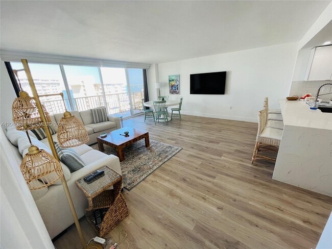 Building Photo - 1450 Brickell Bay Dr