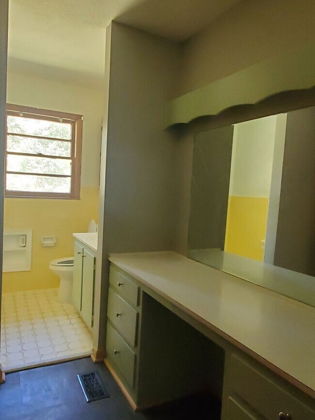 Building Photo - Cozy Three Bedroom Home!