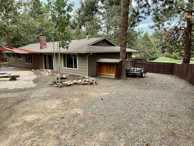 Building Photo - Inviting single-level home in forested SW Bend neighborhood