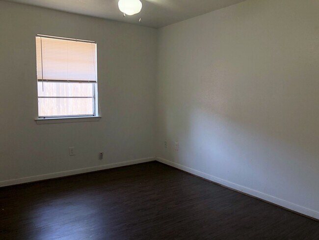 Building Photo - Updated 2/2 Duplex | Boonville Rd | Pets Welcome