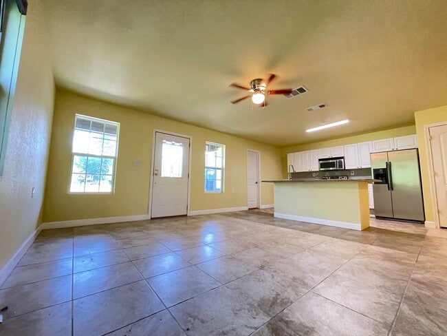 Building Photo - 3 bedroom Duplex by the Lake