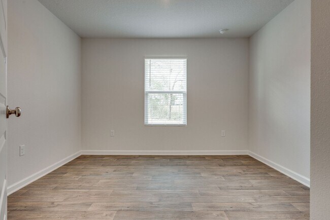 Building Photo - Spacious 4-Bedroom Home - Cambria