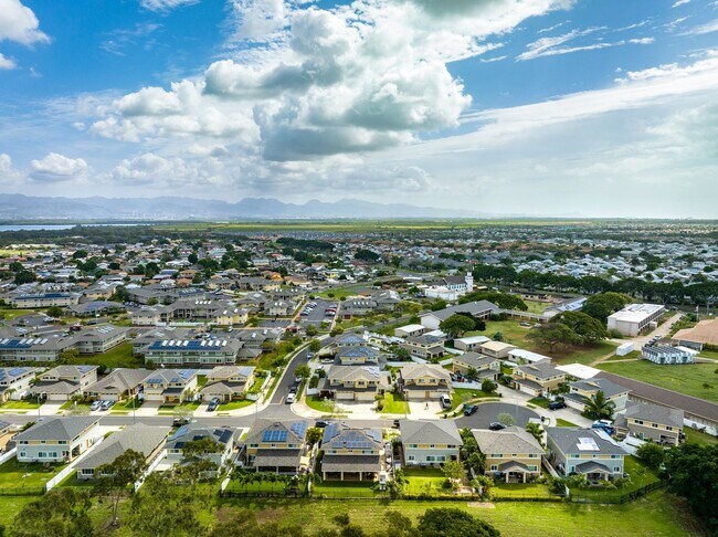 Building Photo - Welcome to this bright and inviting 3 bedroom