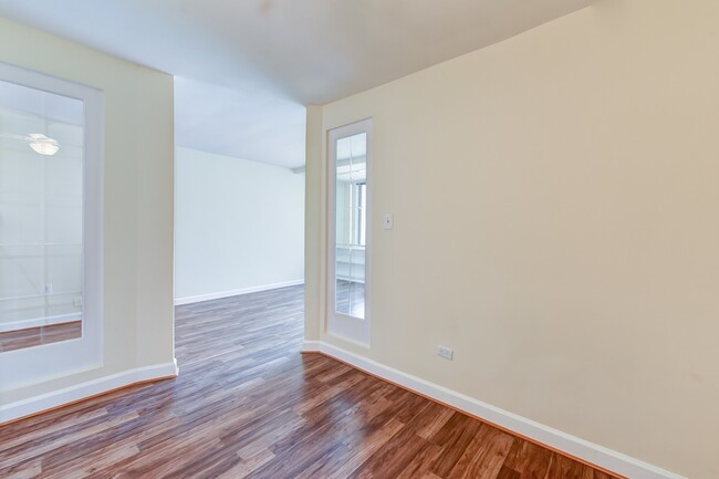 Building Photo - Spacious & Bright Junior One Bedroom at Ri...