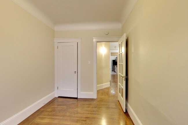 Building Photo - 2BR. Private Patio! Parking! DISHWASHER! On-Site LAUNDRY! HARDWOOD!