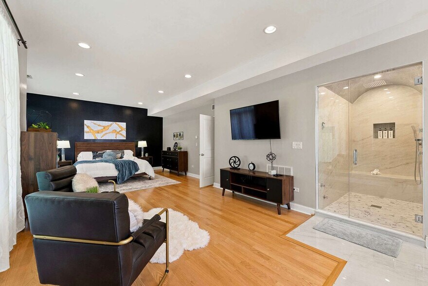 Building Photo - 2630 S Throop St