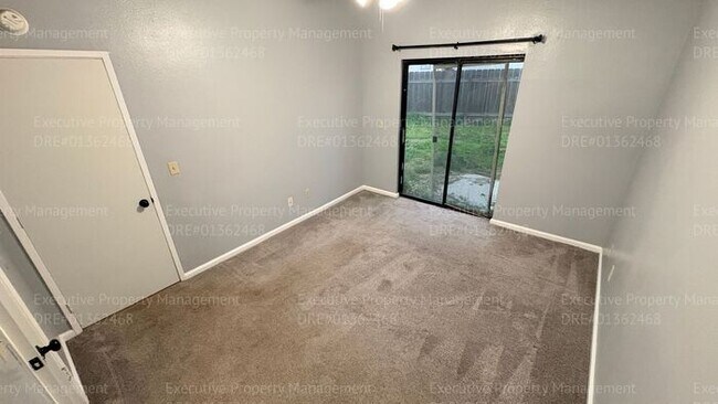 Building Photo - 3 bedroom/ 2 bathroom home nestled in a cul-de-sac.