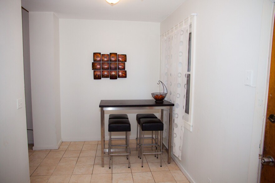 Breakfast area - 3443 Sheffield N Ave