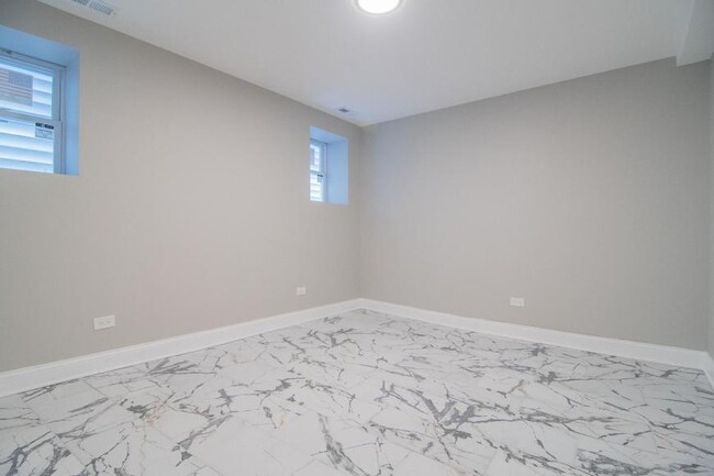 Building Photo - 2 bedroom in Chicago IL 60651