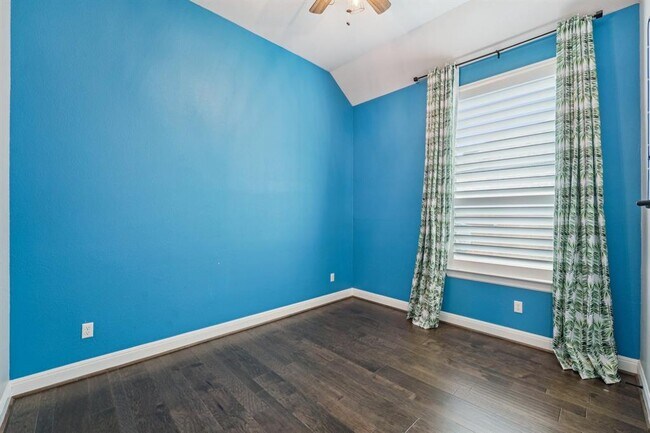 Building Photo - 197 Left Frk Dr