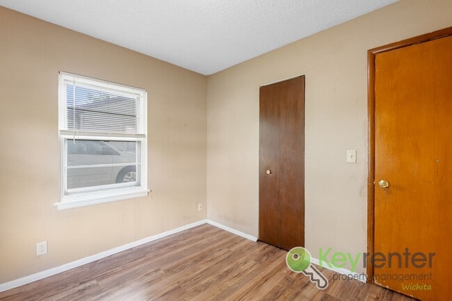 Building Photo - Cute 3 bedroom house near shopping, restau...