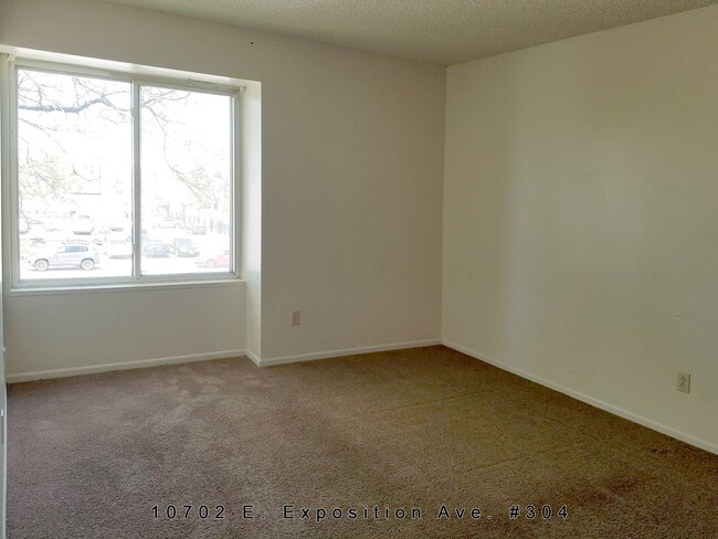 Building Photo - * 2 bed, Great location off Havana and Exp...