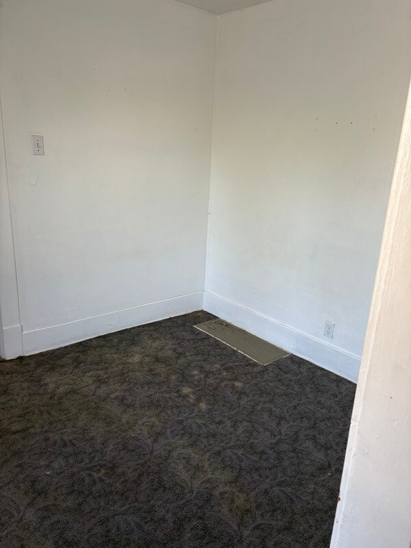 Building Photo - 910 Rood Ave