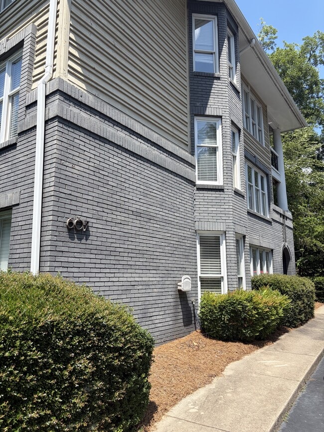 Building Photo - 607 Queens Rd